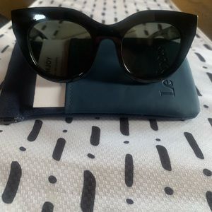 Practically NEW Le Specs